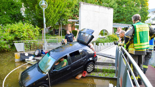 Betrunkener Autofahrer fährt in Teich