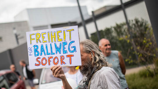 "Querdenken"-Demonstration vor JVA Stammheim