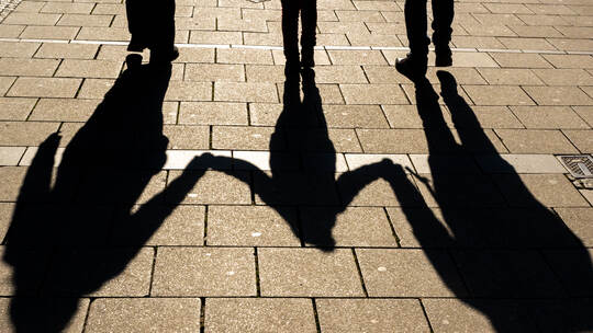 Familie beim Bummeln in der Stadt
