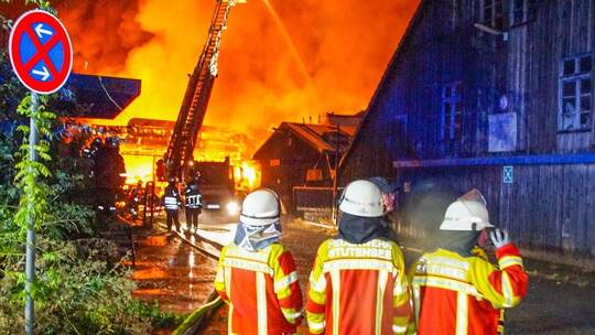 Blitzeinschlag setzt Lagerhalle in Brand