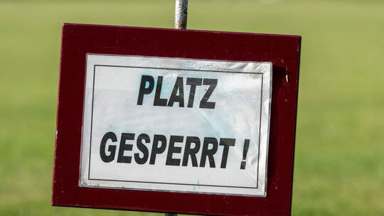Platz gesperrt Schild auf einem Fußballplatz