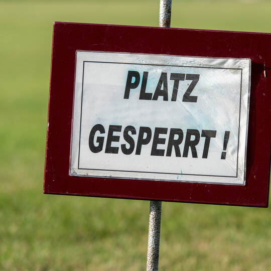 Platz gesperrt Schild auf einem Fußballplatz