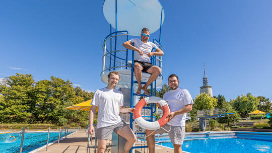 Philipp Dörflinger und Constantin Heel unterstützen Rettungsschwimmer Jörg Augenstein im Wartbergbad
