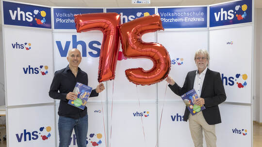 VHS Programm Vorstellung 75 Jahre (vl. Heiko Weimer, Jürgen Will)