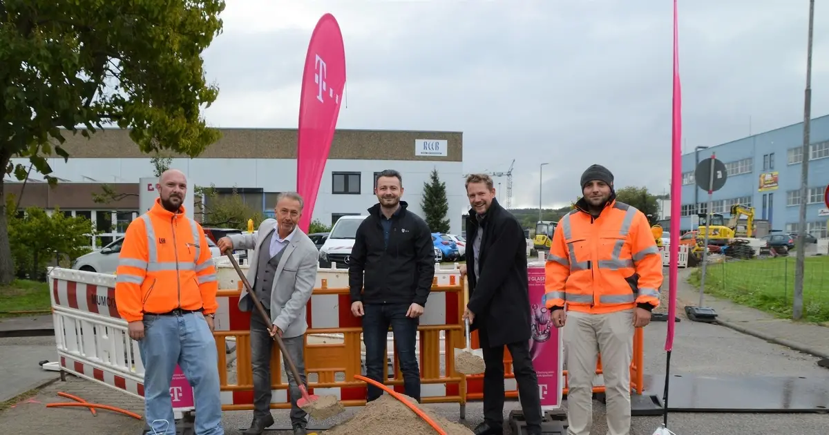 Spatenstich mit Bürgermeister: Telekom startet Glasfaserausbau in ...