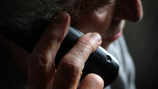 Ältere Frau telefoniert