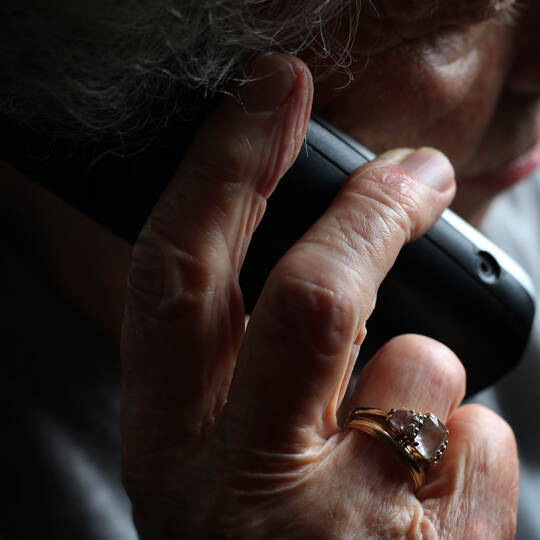 Ältere Frau telefoniert