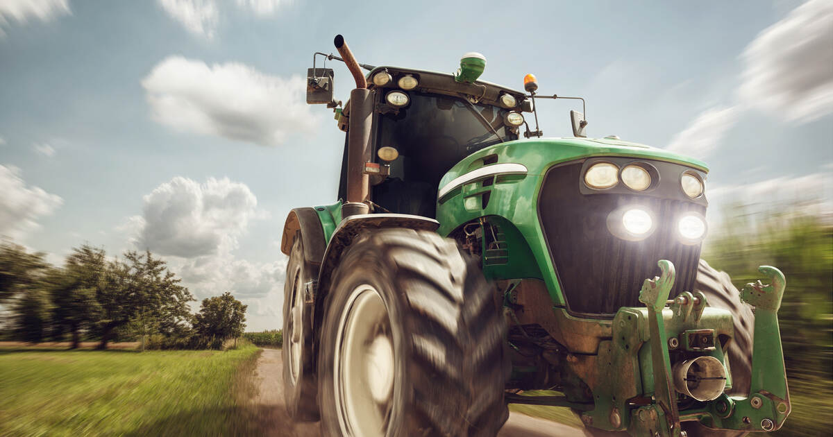 Nach Zusammenstoß mit Traktor Fahrer aus Auto geschleudert BadenWürttemberg Pforzheimer