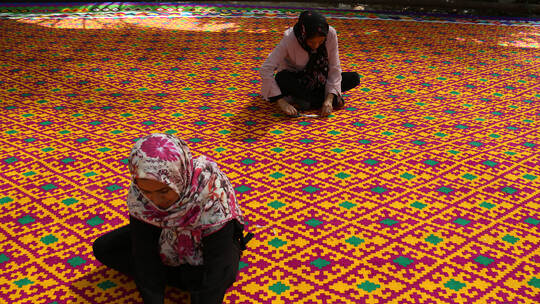 Riesiger handgewebter Kelim-Teppich im Iran fertiggestellt