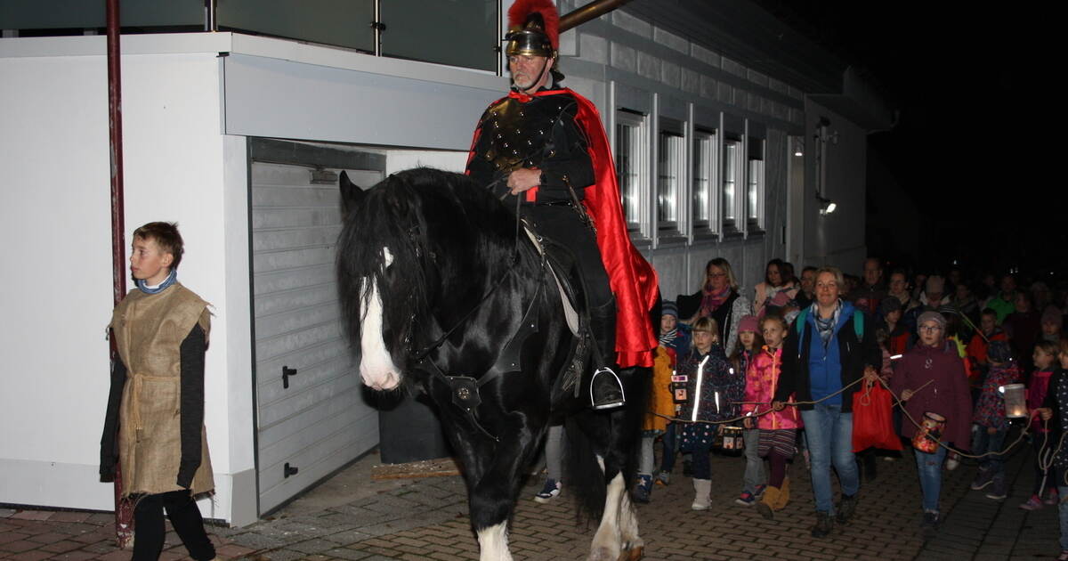 Sankt Martin teilt den Mantel 400 Kinder und Eltern wandern durch den