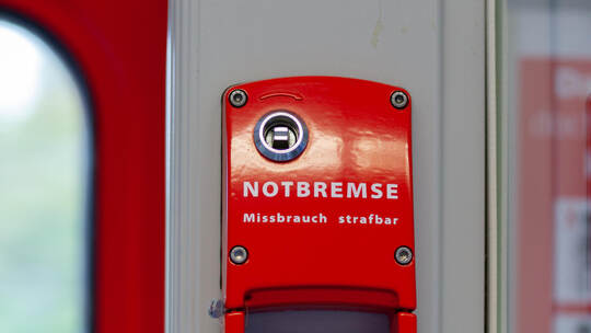 Notbremse aus einem Zugabteil.