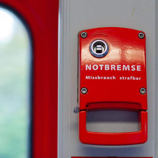 Notbremse aus einem Zugabteil.