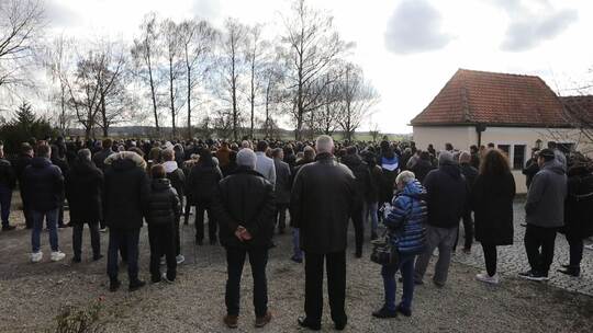 Hunderte nehmen in Illerkirchberg Abschied