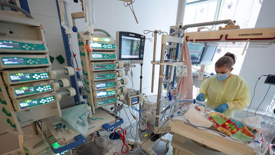 KINA - Viel zu tun in Kinder-Krankenhäusern