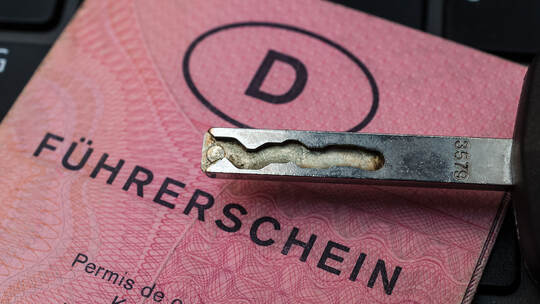 Mann gibt Führerschein ab – und fährt danach mit Auto heim - Baden