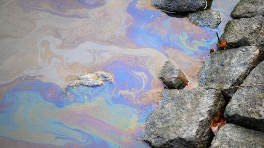 Ausgelaufenes Öl stoppt Schifffahrt auf dem Nord-Ostsee-Kanal