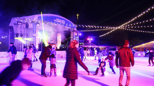 "Winterwelt" auf dem Waisenhausplatz. "Neue Welle" Closing-Party mit DJ Piwi.