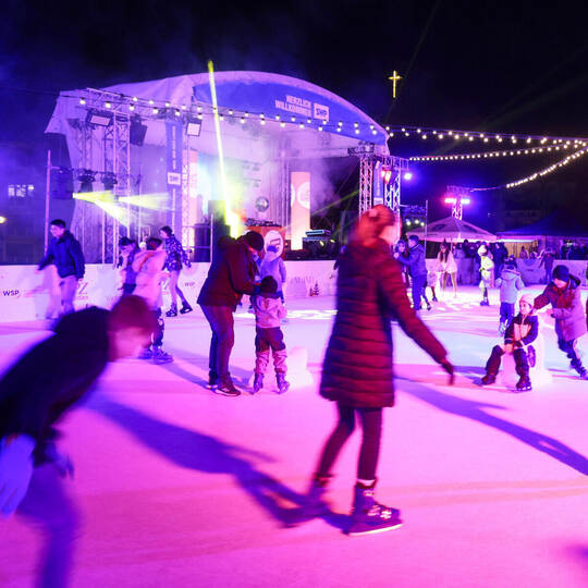 "Winterwelt" auf dem Waisenhausplatz. "Neue Welle" Closing-Party mit DJ Piwi.