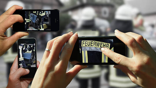 Gaffer beim Fotografieren eines Feuerwehreinsatzes