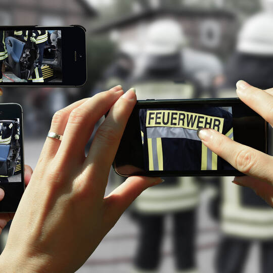 Gaffer beim Fotografieren eines Feuerwehreinsatzes