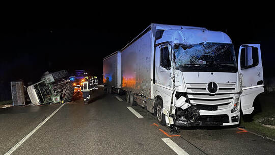 B10 LKW kracht in Traktor Bergung gesperrt weitere Bilder folgen