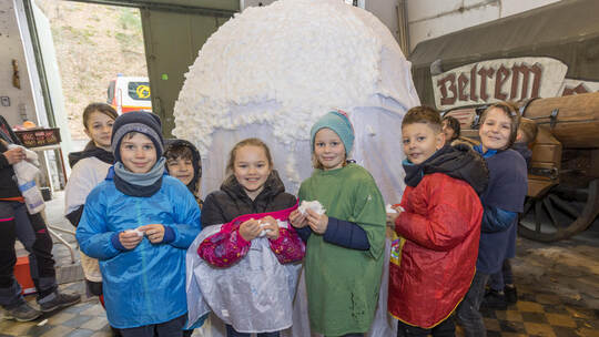 Dillweißenstein Schneemann Aufbau mit Schulklasse