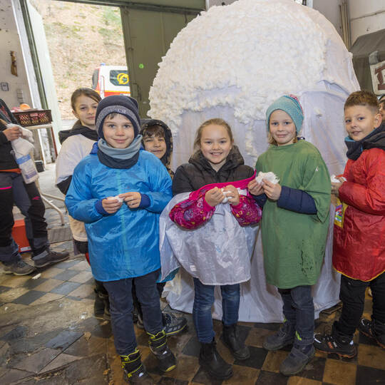 Dillweißenstein Schneemann Aufbau mit Schulklasse