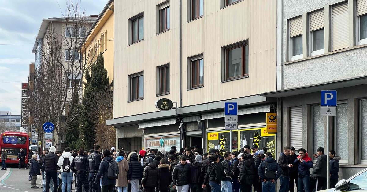 Bekannter Rapper zu Gast: Menschentraube bildet sich vor Pforzheimer ...