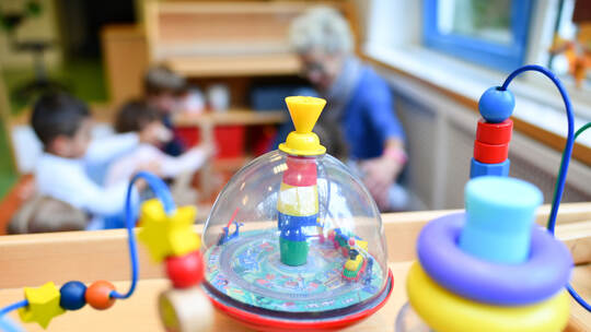 Erzieherin spielt mit Kindern