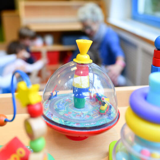 Erzieherin spielt mit Kindern