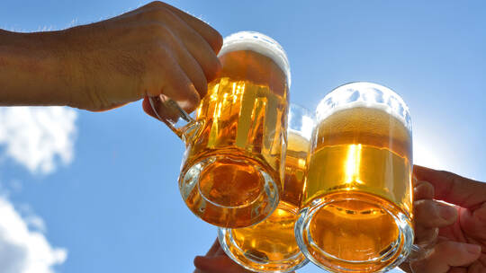 anstoßen mit bier