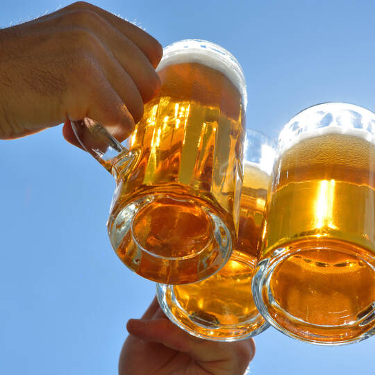 anstoßen mit bier