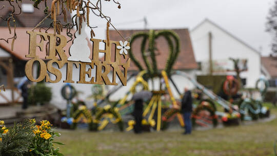 Die Osterbrunnen sind wieder frisch verziert