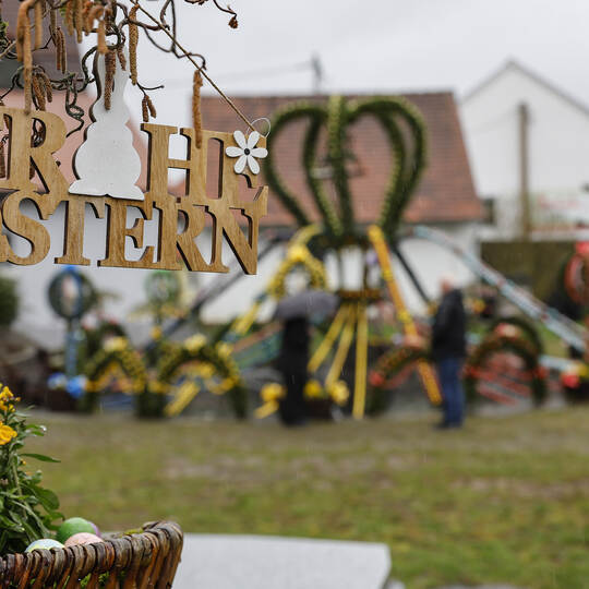 Die Osterbrunnen sind wieder frisch verziert