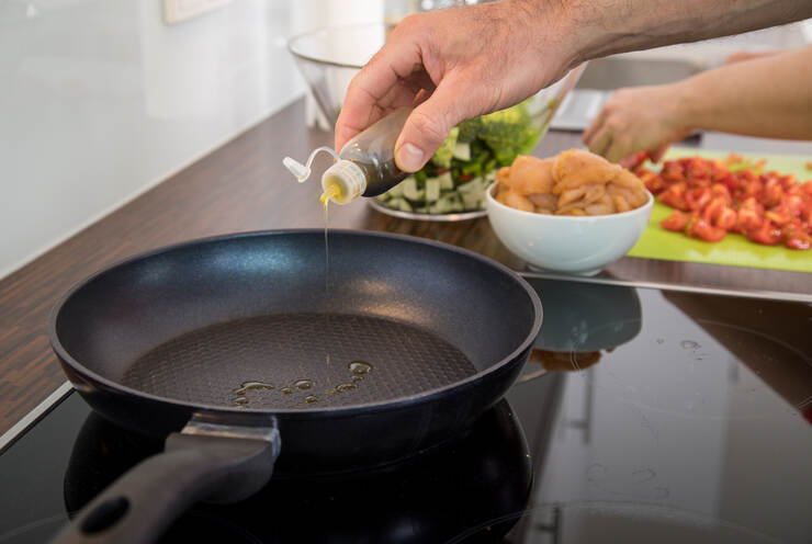 Extrem-Hitze meiden: Auch in beschichtete Pfannen muss etwas Fett