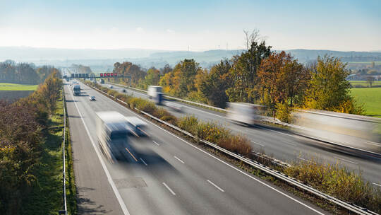 Autobahn in Deutschland mit Verkehr