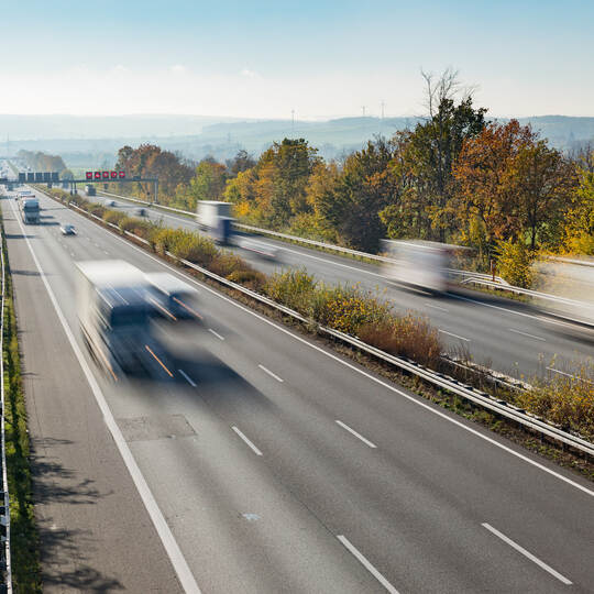 Autobahn in Deutschland mit Verkehr