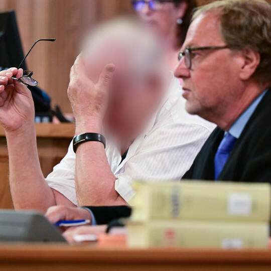 Sechsjährige Tochter musste Sex filmen - Paar vor Gericht