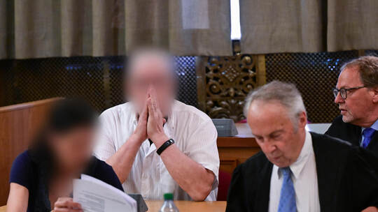 Sechsjährige Tochter musste Sex filmen - Paar vor Gericht