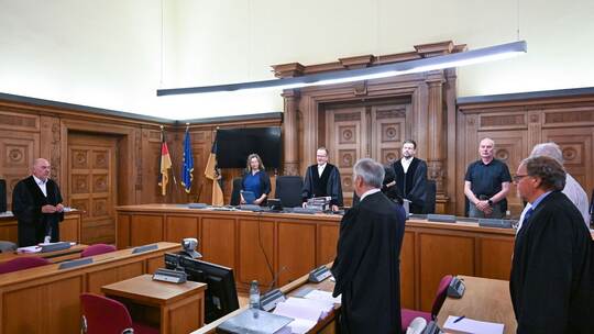 Sechsjährige Tochter musste Sex filmen - Paar vor Gericht