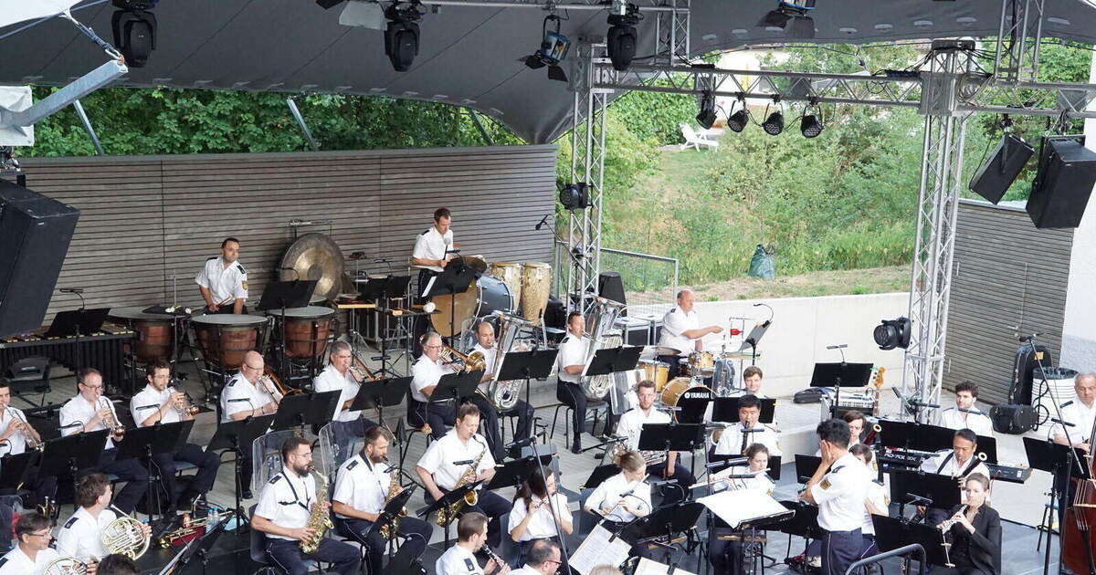 Satter Sound des Landespolizeiorchesters und zufriedene Gesichter ...