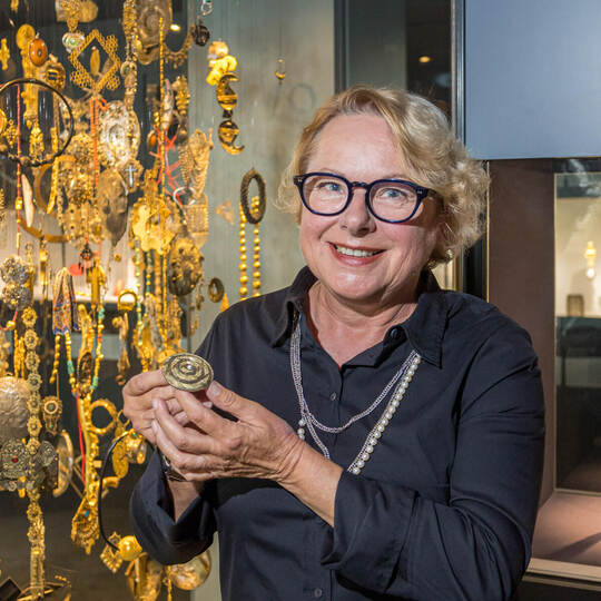Von historischen Meisterwerken bis zu zeitgenössischem Autorenschmuck: Cornelie Holzach hat das Schmuckmuseum Pforzheim zu einem Cornelia Holzach Schmuckmuseum