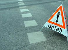 Schild Achtung Unfall