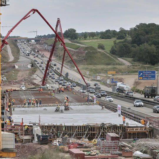 Die neue Autobahn A8- Brücke über die Enz für Fahrtrichtung Karlsruhe wird in Beton gegossen.