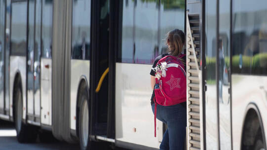 Landeselternsprecher fordert kostenlosen Schülertransport