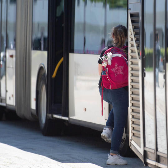 Landeselternsprecher fordert kostenlosen Schülertransport