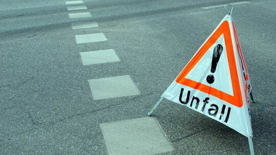 Schild Achtung Unfall