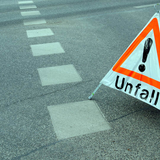 Schild Achtung Unfall