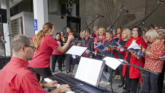 Tag der deutschen Einheit: "Pforzheim singt". Projektchor der Chorvereinigung Pforzheim Enzkreis. Leitung: Stephanie Kulmus, am