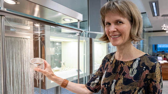 Ausstellung Armschmuck Galerie Schmuck Kunst